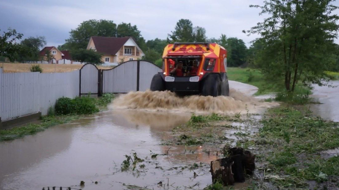 Непогода на западе: спасатели объявили красный уровень опасности
