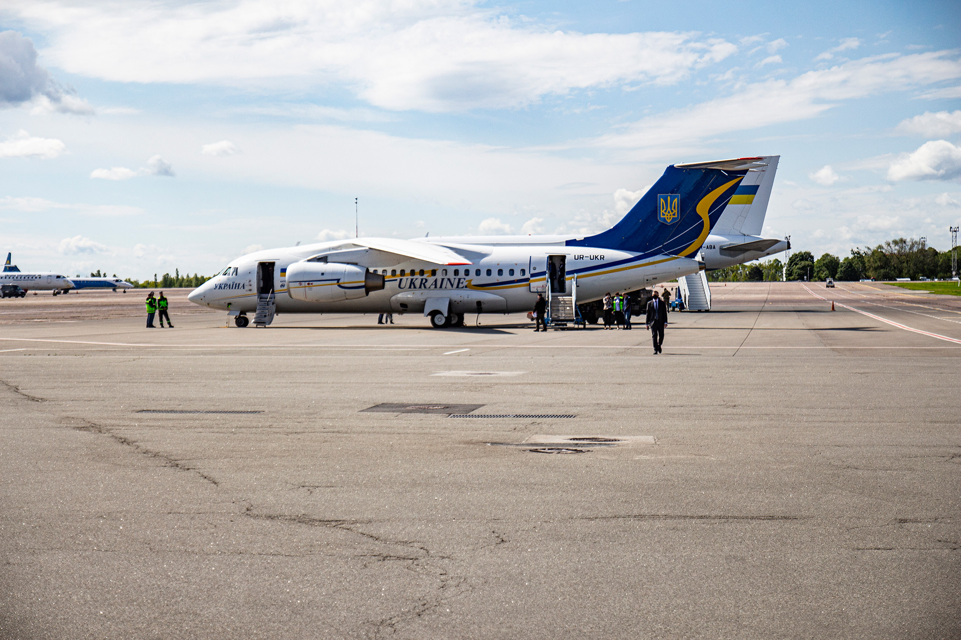 В авиапарке президента Зеленского есть АН-148 – для внутренних перелетов. Для зарубежных поездок – Airbus А319CJ. Плюс вертолет Ми-8 и небольшой Ан-74
