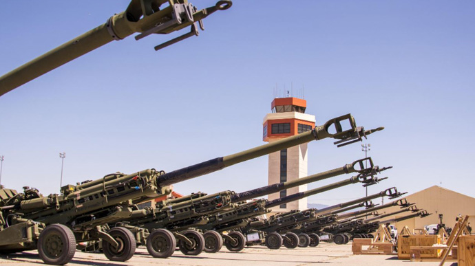 Американцы показали, как грузят 155-мм гаубицы для отправки в Украину