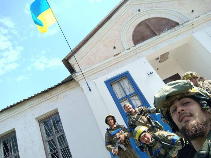 Українські військові у звільненому селі на Харківщині, фото з Telegram Зеленського