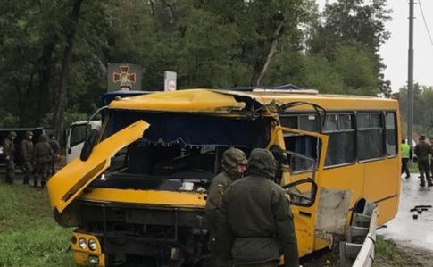 Под Киевом маршрутка влетела в автобус Нацгвардии: погиб военный 