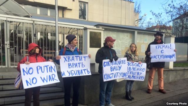 У Чехії пікетували російське посольство проти "імперіалізму Кремля" - фото 1
