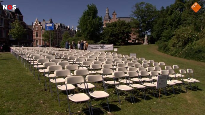 МН17: у посольства РФ в Гааге поставили 298 белых стульев перед рассмотрением дела по существу