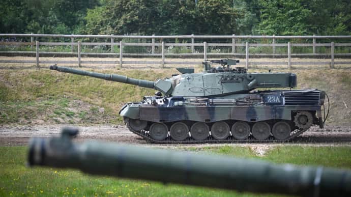 Наприкінці червня Україна отримає від Іспанії другу партію танків Leopard 