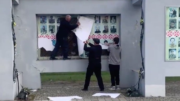 Россияне разбили мемориал Слава Украине в Херсоне