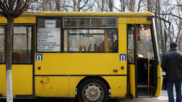 В наземном транспорте Киева можно будет рассчитываться банковской картой