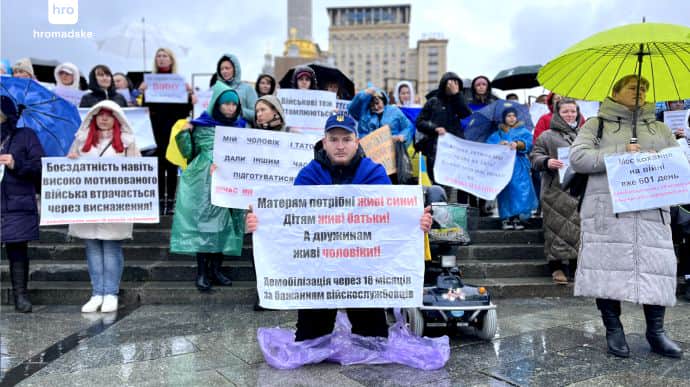 We demand demobilisation deadlines: around 100 people protest at Kyiv's central square 