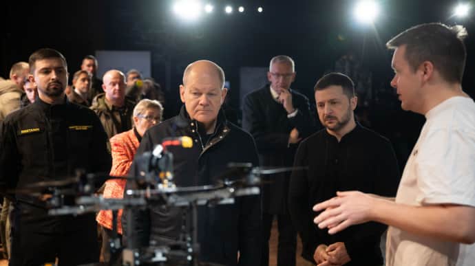 Scholz talks to drone manufacturers during visit to Kyiv – photos, videos