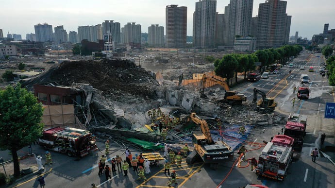 У Південній Кореї загинули 9 людей, коли 5-поверховий будинок обвалився на автобус