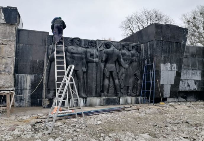  У Львові демонтовують радянський Монумент Слави (відео)
