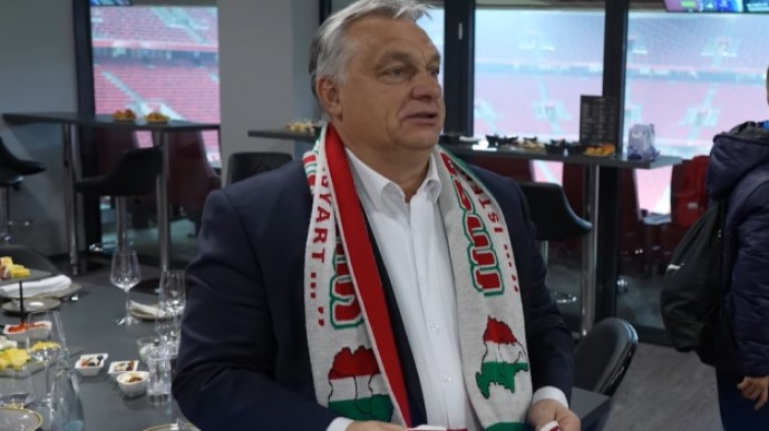 Румынию возмутил скандальный шарф Орбана с Великой Венгрией