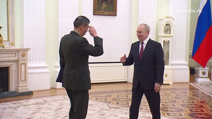 Путін зустрівся з міністром оборони Китаю: хвалили військову співпрацю