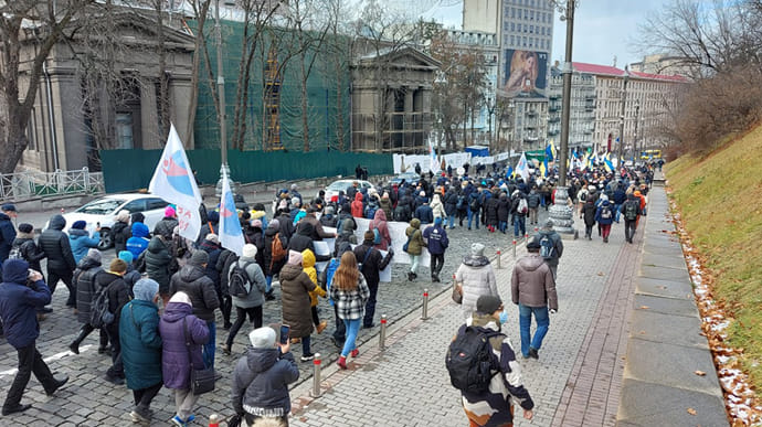 В Киеве ограничили движение транспорта: антивакцинаторы собрались на протест