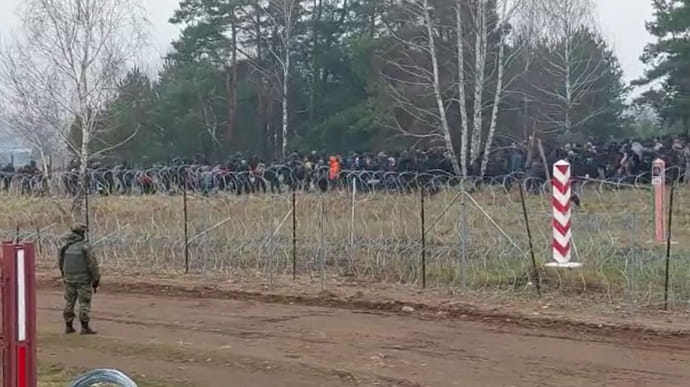 Мигранты покидают лагерь у КПП на границе с Польшей