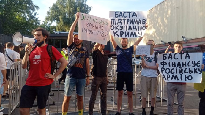 Активисты пытаются сорвать концерт российского рэпера в Киеве