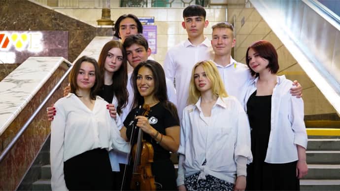 Graduates of Russian-destroyed Irpin Lyceum dance last school waltz at Kyiv railway station – video 