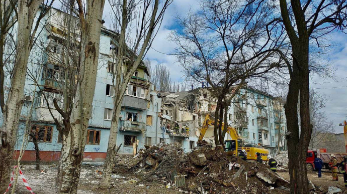 Продолжается разбор завалов в Запорожье: вывезены 102 тонны обломков, найдены 5 погибших