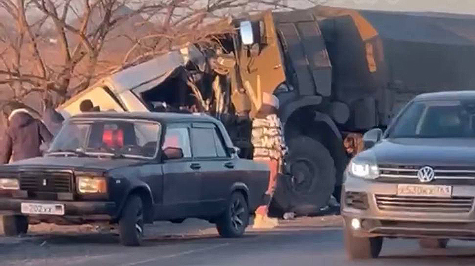 Біля окупованого Шахтарська зіткнулися військова вантажівка РФ і маршрутка: 16 загиблих