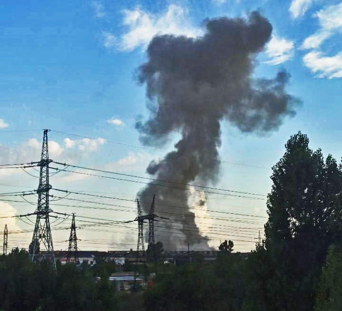Наслідки вибухів у Новій Каховці 13 серпня, фото місцевих мешканців, Мост