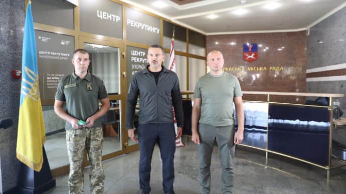 Each month, 6,500 volunteers join Ukraine's Defence Forces through recruitment centres