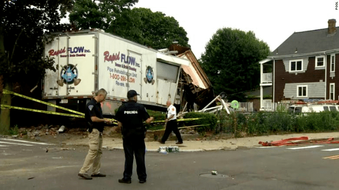 В США мужчина похитил грузовик, врезался в дом и устроил стрельбу: трое мертвых