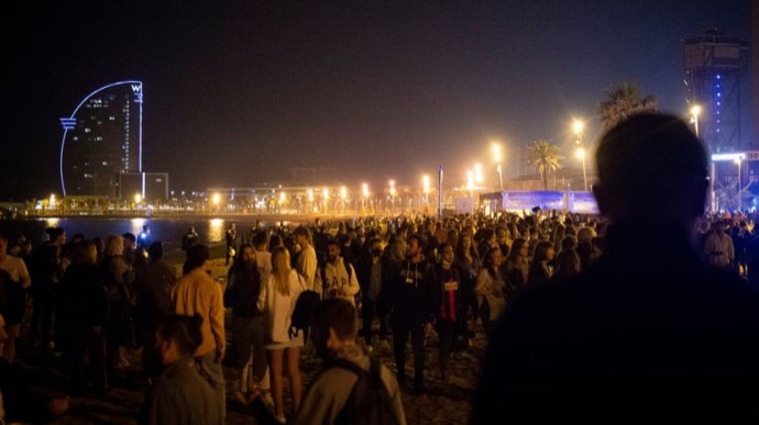 Іспанці відзначили першу ніч без COVID-обмежень масовими вечірками на вулицях