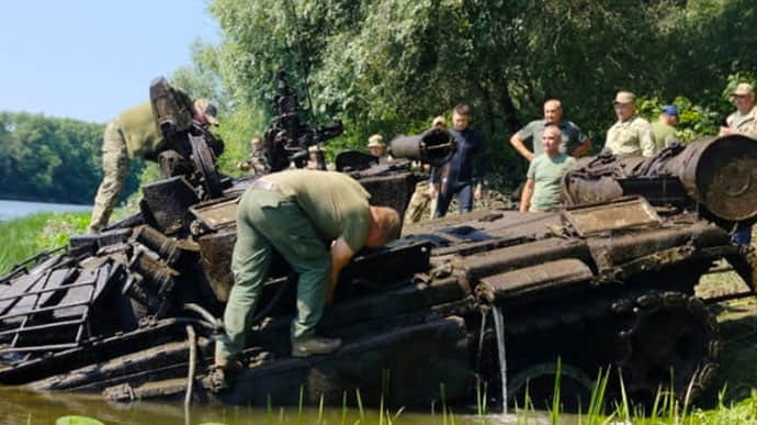 One more for Ukraine's Armed Forces: sapper divers retrieve Russian tank from Desna River