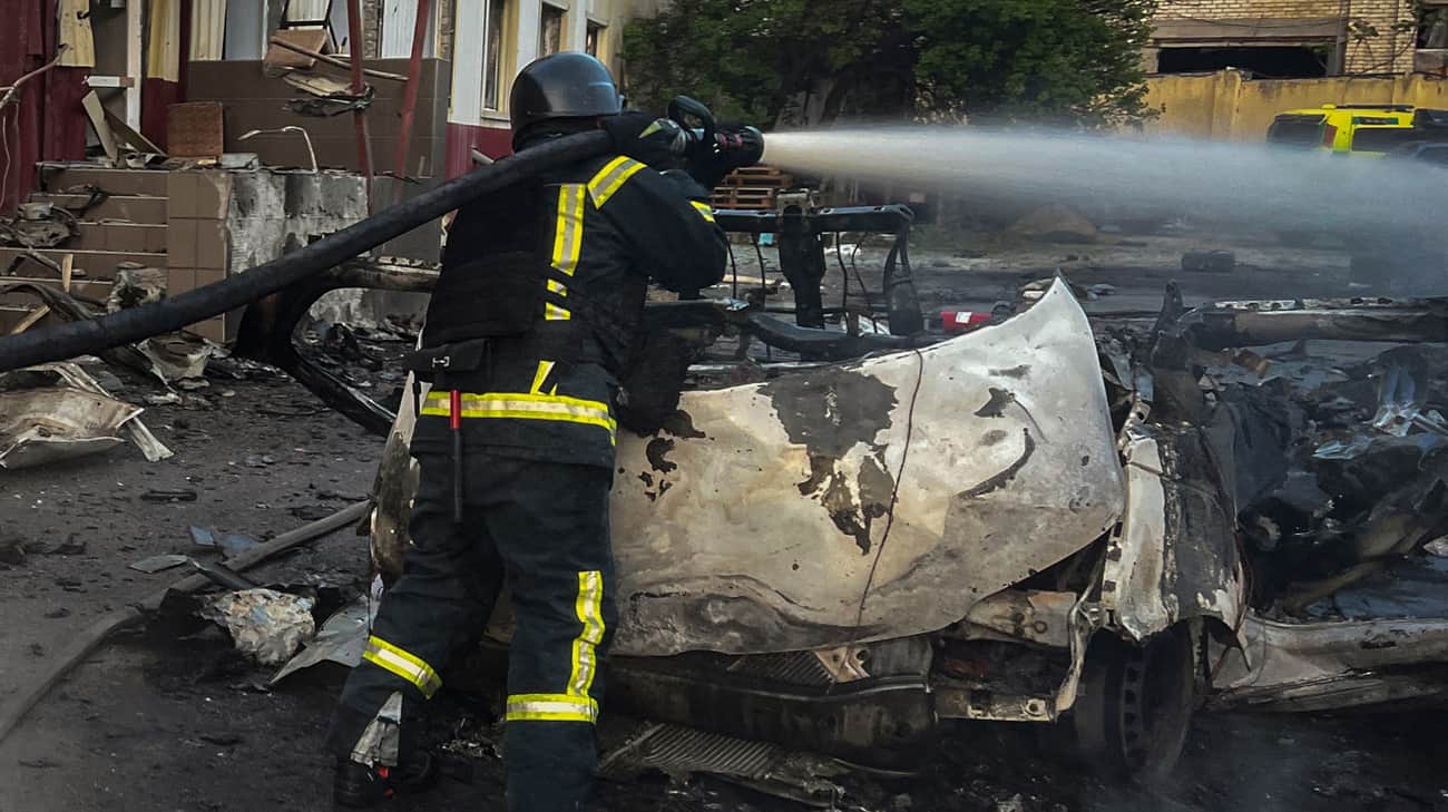 В Николаеве из-за неизвестной взрывчатки загорелись авто: пять спасателей  пострадали | Украинская правда