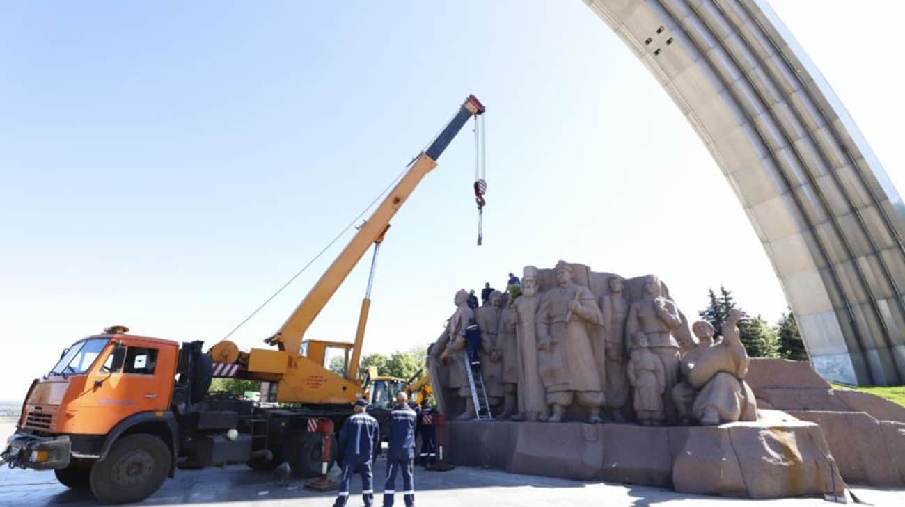 In Kyiv, the monument “Pereyaslavska rada” under the Arch of Friendship of Peoples is being dismantled