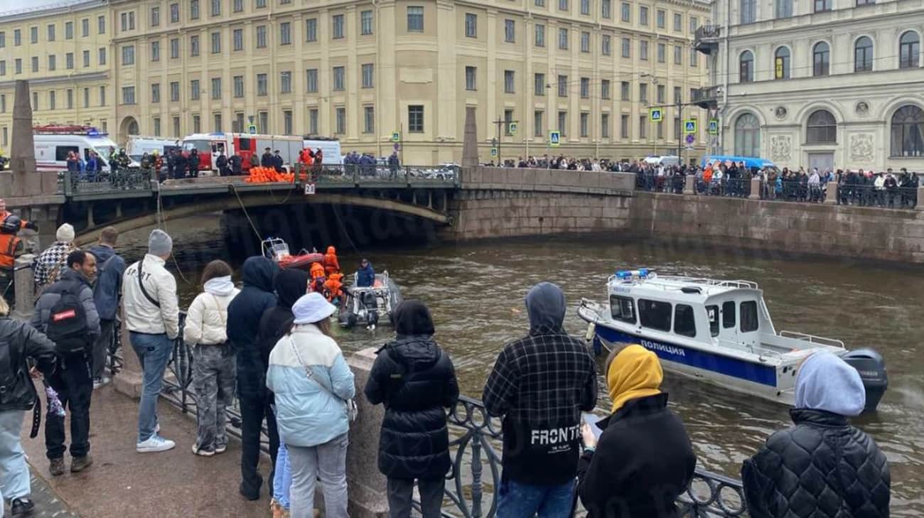 Автобус с пассажирами упал в реку в Петербурге и полностью затонул |  Украинская правда