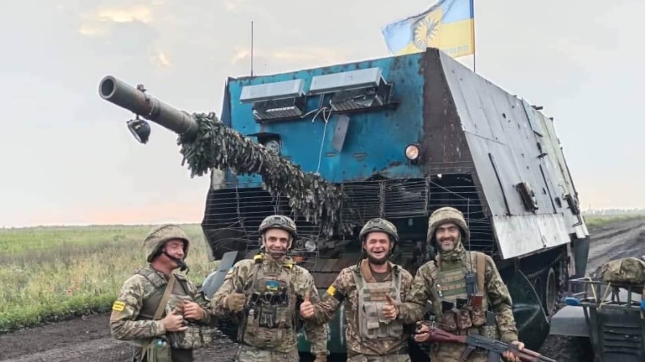 Ukrainian military capture Russian ''barn tank'' and its crew – video ...