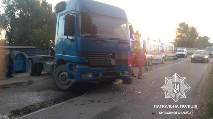Під Києвом зіткнулися вантажівка та легковик: є загиблі та постраждалі