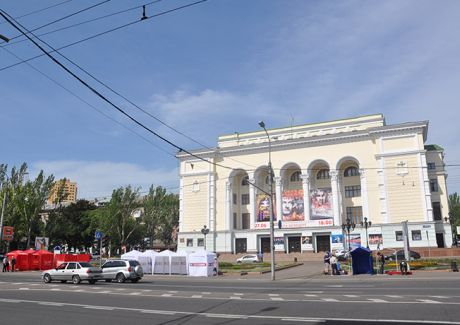 Батьківщина і УДАР поставили намети під театром у Донецьку 