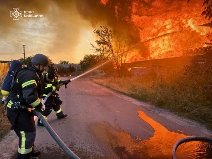 we.ua - На Київщині після нічної атаки масштабно горить промислове підприємство