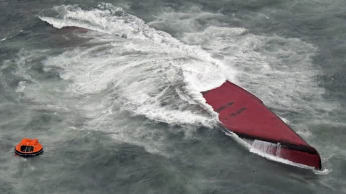 Танкер-химовоз перевернулся у берегов Японии: 5 членов экипажа пропали без вести