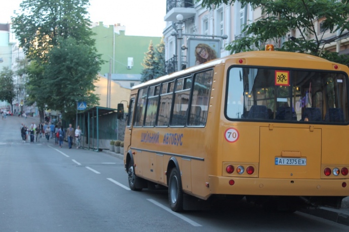 На Михайлівській вулиці в центрі Києва когось чекав шкільний автобус
