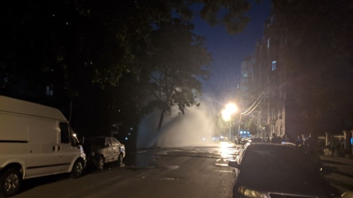 В Киеве прорвало трубу: фонтан бил на 10 метров