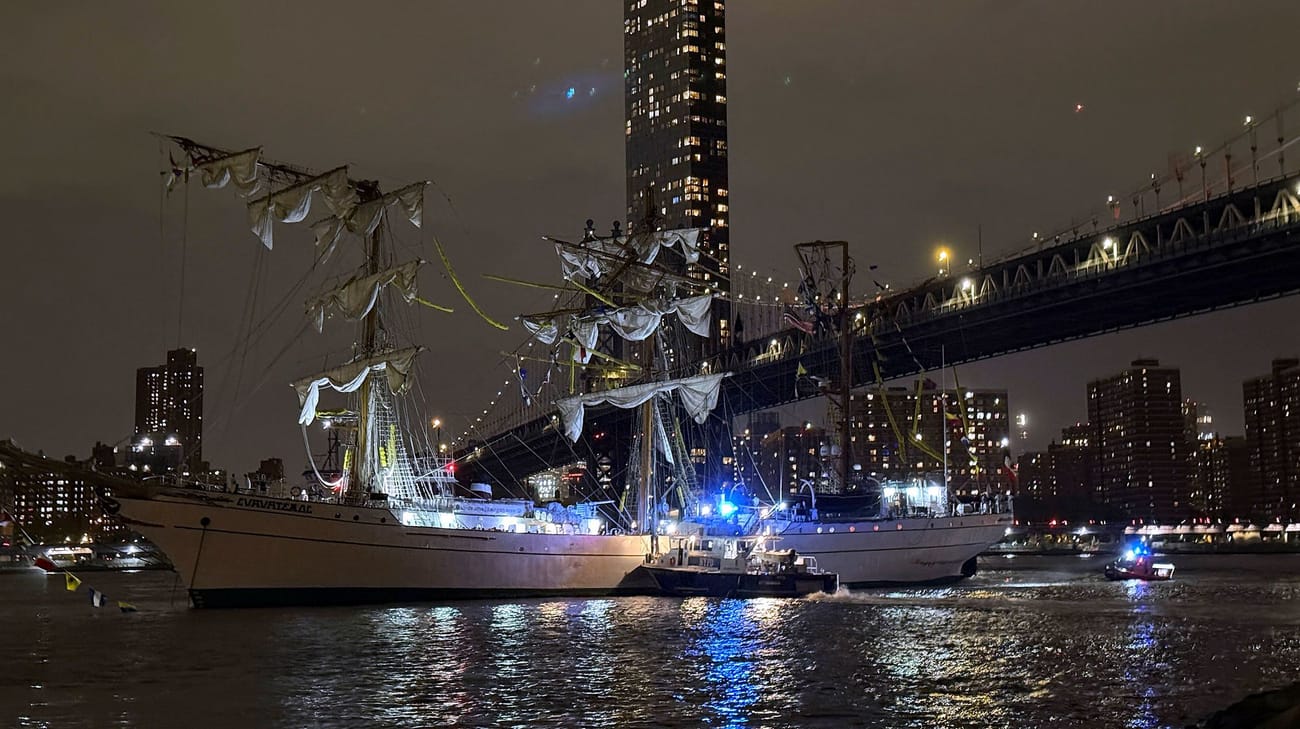 Navy Sailing Mexico crashed into Brooklyn Bridge in New York: About 20 Victims