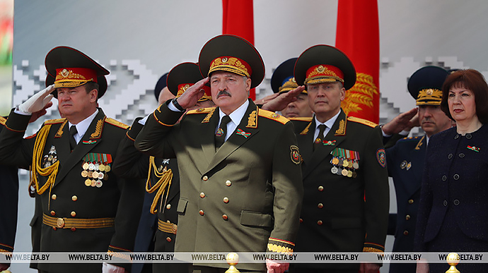 Лукашенко просить не засуджувати Білорусь за парад під час пандемії