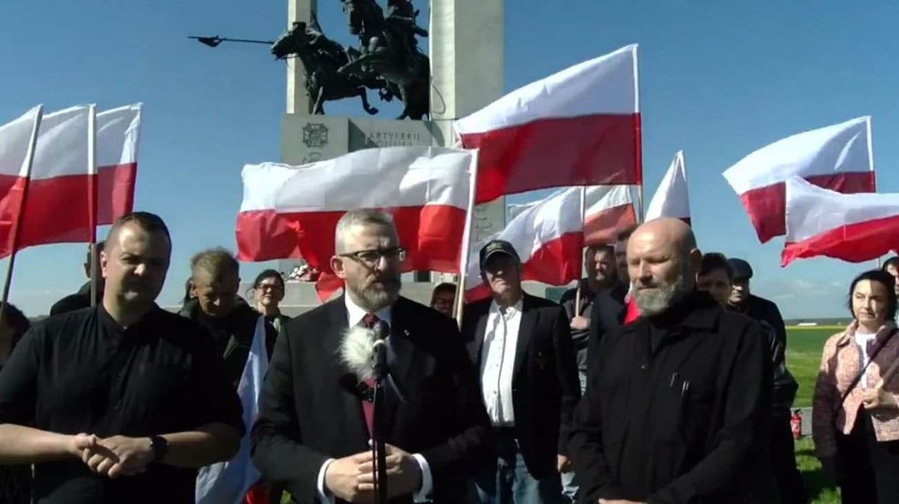 Anti-Ukrainian presidential candidate in Poland removes Ukrainian flag from city hall – video