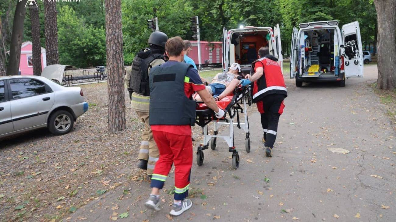 Russia attacks central Kharkiv with guided aerial bombs, killing Ukrainian Railways employee and injuring 18 people – photos