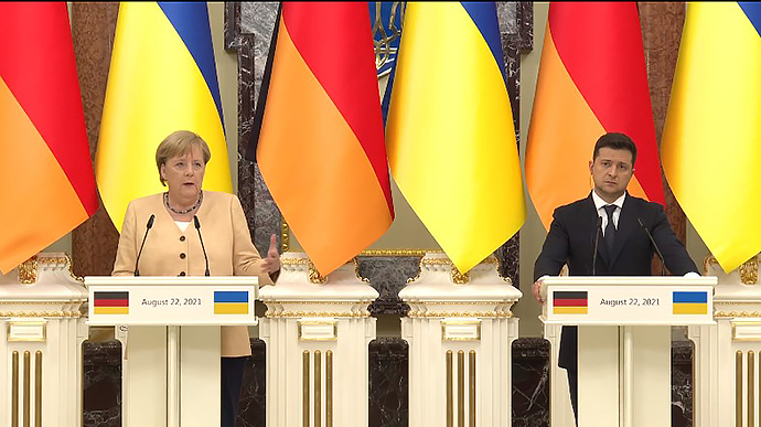 Меркель змусили виправдовуватися за відсутність на Кримській платформі