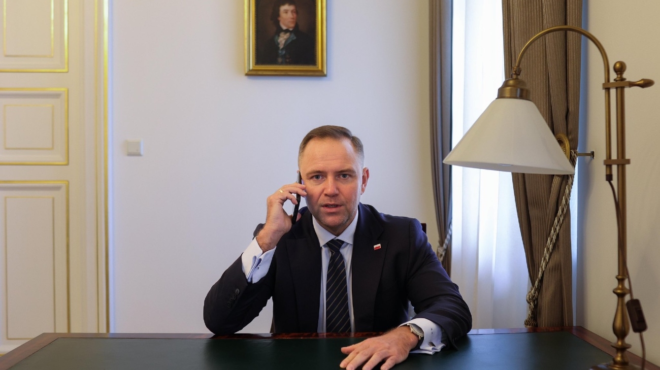 Polish president pledges aid to Ukraine, raises historical demands during call with Zelenskyy