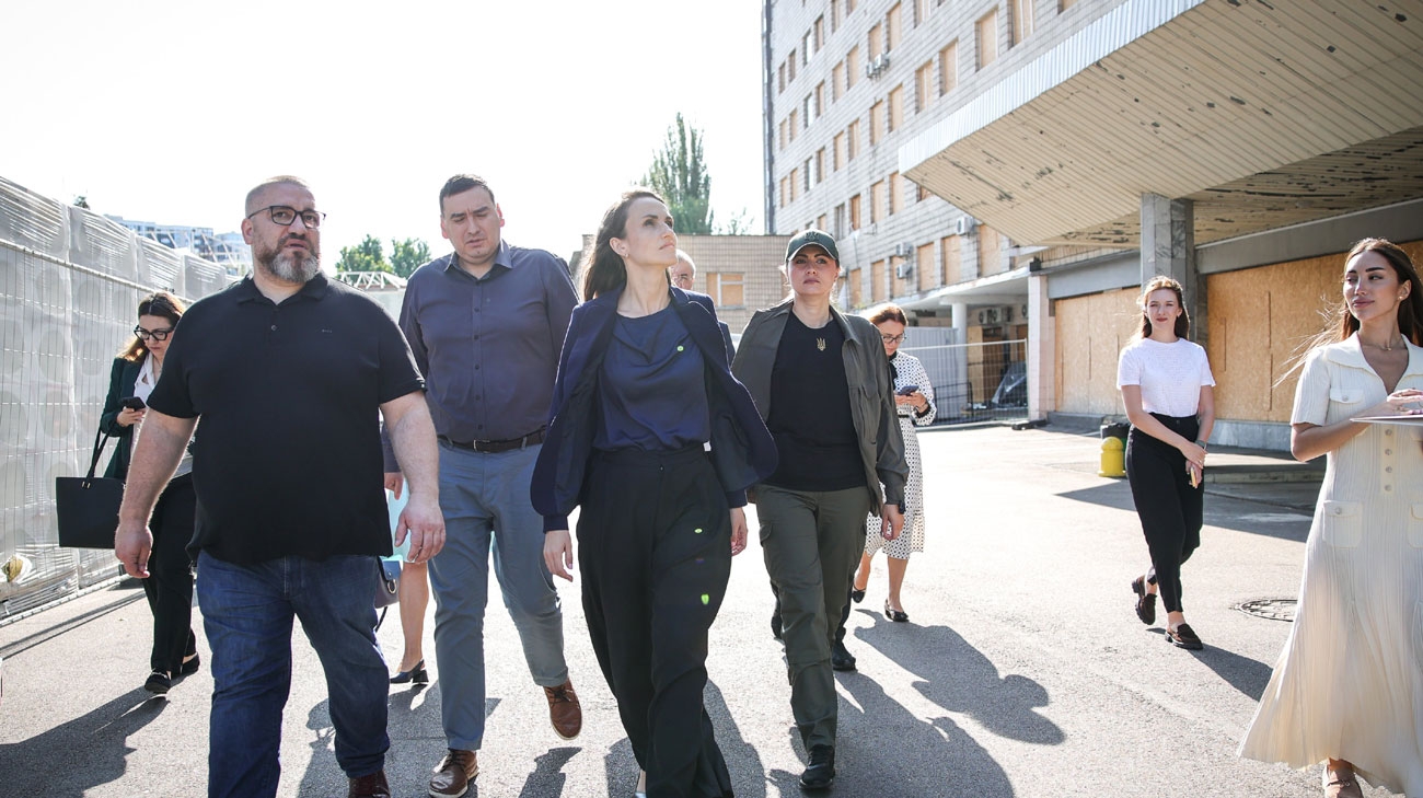 Romanian foreign minister visits Okhmatdyt children's hospital in Kyiv – photo