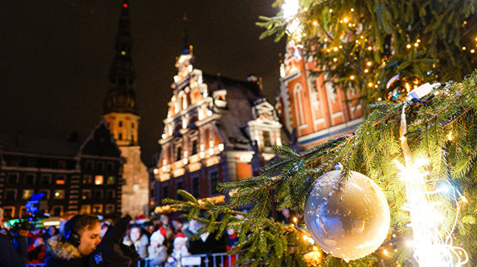 Латвия ввела ночной комендантский час в новогодние выходные