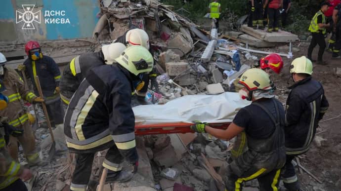 Teams complete search and rescue operations in Kyiv district after attack: girl's body removed from under debris – photos