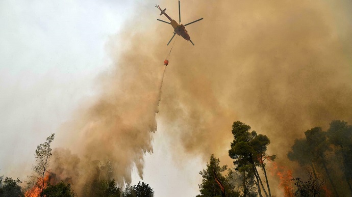 Пожежі у Греції: евакуйовано 2 тисячі людей, вітер наближає полум’я до сіл