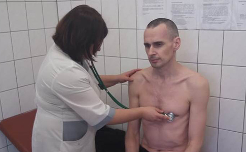 Российские тюремщики показали фото Сенцова из больницы