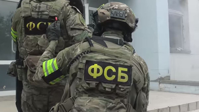 ФСБшники расспрашивают у похищенного украинца об охране админграницы с Крымом