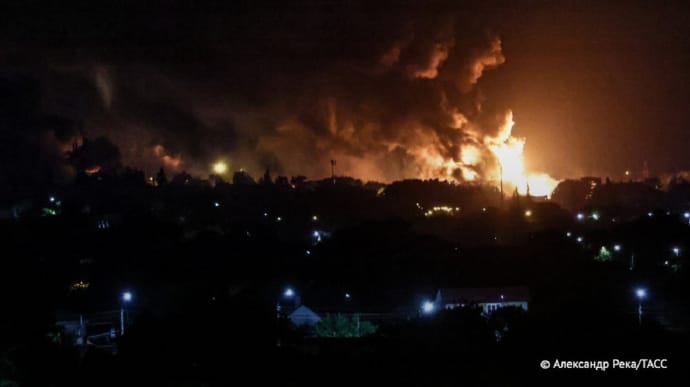 Several explosions heard in Luhansk and oil depot catches fire – video